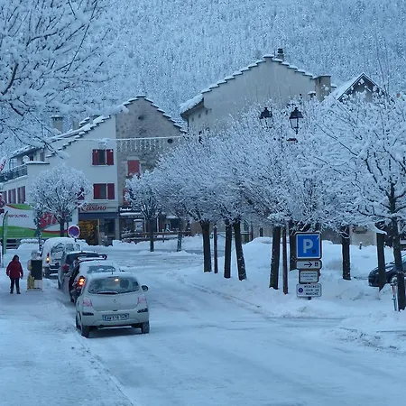 Au Feu De Bois Hotell 2*